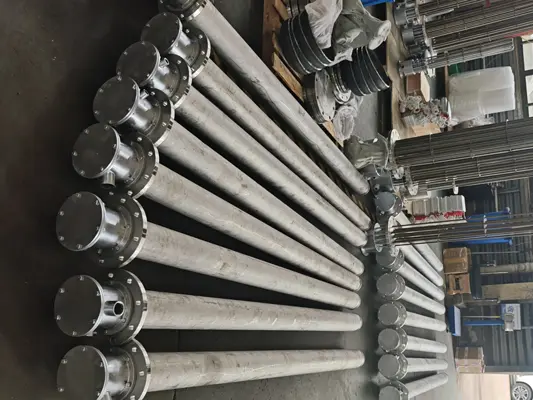 Oil tank insulation and anti-freeze dedicated flange heating pipe with protective sleeve