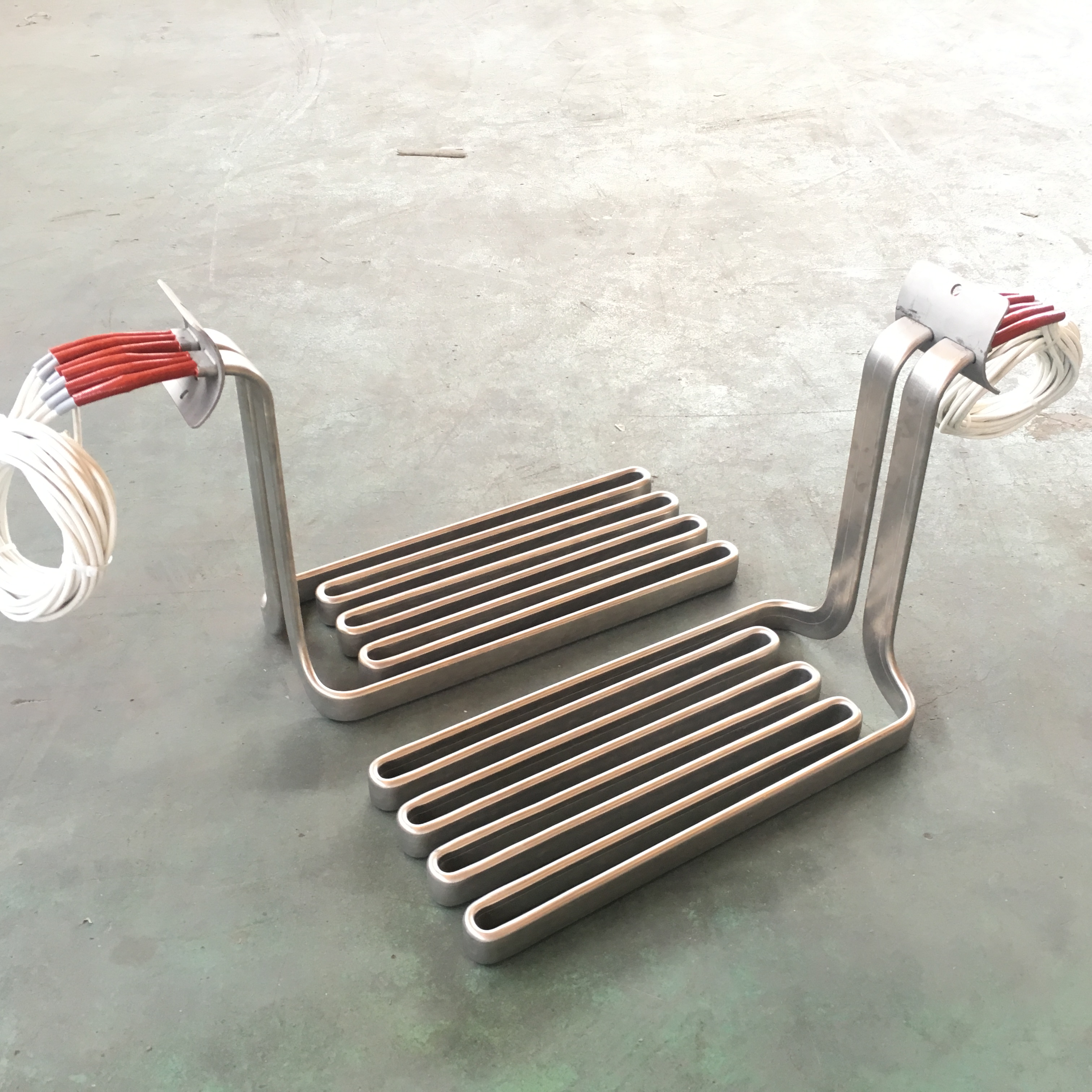 Deep fryer heating element for industrial kitchen
